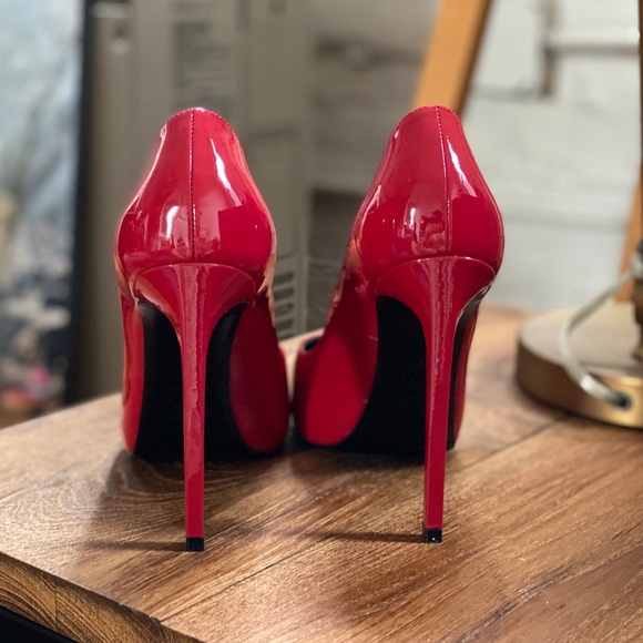 Saint Laurent Red Patent Leather Pointed Toe Pumps - Picture 4 of 6